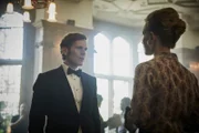 Detective Endeavour Morse (Shaun Evans) warnt Dr. Naomi Benford (Naomi Battrick) davor, Informationen der Polizei vorzuenthalten, da dies eine Straftat ist. Diese berichtet ihm jedoch von Anweisungen, an die sie sich halten muss.