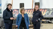 Die Regisseurin Henrike Herbert (Anna Schäfer, M.) ist völlig aufgelöst. Ihr Hauptdarsteller ist tot, am Vorabend der Premiere! Damit fällt „Nosferatus Rückkehr“ ins Wasser. Eddi Jansons (Gustavs Gailus, l.) und Paula Moorkamp (Stella Hinrichs, r.) versuchen herauszufinden, in welcher Beziehung sie zu Schröder stand. Ging diese über eine rein berufliche Ebene hinaus? Oder ist die Regisseurin wirklich nur wegen ihres Stücks so aufgebracht?