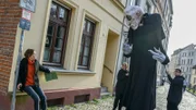 Ist Nosferatu etwa von den Toten wiederauferstanden? Karoline Joost (Nike Fuhrmann, l.) verfolgt einen Vampir durch die Altstadt. Doch als sie um eine Ecke biegt, ist dieser spurlos verschwunden. Dafür steht plötzlich eine überdimensionale Puppe des Untoten vor ihr. Leidet die Kommissarin unter Halluzinationen oder gibt es tatsächlich einen weiteren Nosferatu in Wismar?