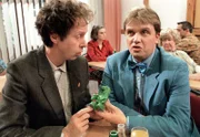 Die Aufgabe, in stiller Gruppenarbeit Probleme zu kneten, wird von Gisbert (Hape Kerkeling) und Hubert Weber (Gottfried Vollmer, li.) bravourös mit der Herstellung eines giftgrünen 'Männeken Piss' bewältigt.
