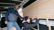Smiljka Fan (r) und Dario Marcello sind seit knapp zwei Jahren ein Paar und vor kurzem zusammengezogen. Doch jetzt wollen sie - komplett in Eigenregie - aus einem gebrauchten Transporter einen ganz individuellen Camper Van bauen und in Zukunft mit ihren rollenden 6qm Urlaub machen.
