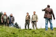 Ottmar Fischer bringt Hubert wieder zurück zur Gruppe und bedroht nun alle mit der Waffe. V.l.n.r. Girwidz (Michael Brandner), Jens Lubczyk (Isaak Dentler), Sabine Kaiser (Katharina Müller-Elmau), Hubert (Christian Tramitz), Ottmar Fischer (Andreas Bittl).