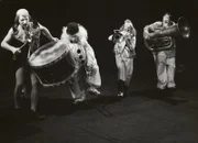 Ima Agustoni, Silvia Luzzi und Umberto Troni in einer Szene, die nicht so friedlich ist, wie sie erscheinen mag.