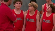 Vorne: Jasper Dunlop (Sean Ryan Fox, 3.v.r.), Henry Hart / Kid Danger (Jace Norman, 2.v.r.)