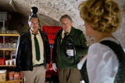 Hubert (Christian Tramitz, l.) und Girwidz (Michael Brandner, M.) befragen Carola Brehm (Christiane Brammer, r.) zum Mordfall im Kartoffelkeller.