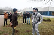 Tony Frost (Antony Ross, r.) bedankt sich bei Merle (Anja Franke, l.) für ihre Hilfe (mit Komparsen).
