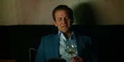 Henrik (Tobias Santelmann) telefoniert mit seinem Freund Adam und möchte dessen ehrliche Meinung drüber hören, wie die Realität für ihn als blinder Mann aussehen wird.