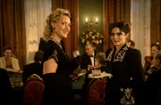 l-r: Bettina Gruber (Anna Schudt), Ines de Pina (Joana Ribeiro)