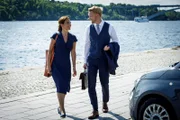 Nora (Alexandra Rapaport) und ihr Kollege Pär (Anton Lundqvist) ermitteln in einem mysteriösen Mordfall. Sie verstehen sich gut.