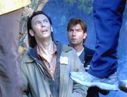 Nigel (Steve Valentine, l.) und Woody (Jerry O'Connell) wurden in den Stadtpark gerufen. Dort sollen sie den Fall von drei erhängten Leichen untersuchen.