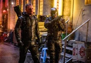 Oliver Queen (Stephen Amell, l.) und John Diggle (David Ramsey)
