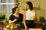 Vanessa (Julia Augustin, l.) fragt sich in Jennys (Kaja Schmidt-Tychsen) Beisein besorgt, ob Christoph sich entgegen seinem Versprechen wieder in die Arbeit stürzt.
