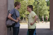 Maurice (Jakob Schmidt) hat ein Geschenk für Shiri (Jasna Fritzi Bauer).