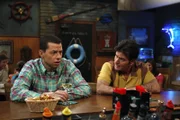 Charlie (Charlie Sheen, r.) hat sich vor Trauer um die Trennung von seiner Verlobten Chelsea total zurückgezogen. Alan (Jon Cryer, l.) versucht, ihn wieder unter Menschen zu bringen ...