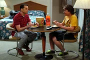 Der Ausflug nach Sacramento verläuft anders als geplant: Alan (Jon Cryer, l.) und Jake (Angus T. Jones, r.) ...