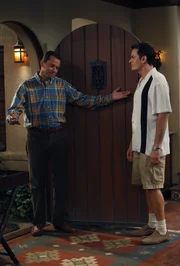 Charlie (Charlie Sheen, r.) versucht, es Alan (Jon Cryer, l.) im Haus so ungemütlich wie möglich zu machen, damit er zu Lyndsey zieht - doch diese Strategie scheitert ...