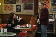 Randy (Katey Sagal, l.); Arthur (Judd Hirsch, r.)