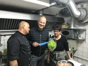 Gluten- und laktosefreie Pasta und Pizzen. Mit dieser angeblichen Marktlücke wollen Uwe (l.) und Anja (r.) Zimmermann Gäste in ihre Pizzeria locken, doch die Kunden bleiben aus. Gelingt es Frank Rosin (M.), das "Piccolino" noch zu retten?