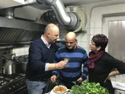 Frank Rosin (l.) macht sich auf ins Ruhrgebiet, um Uwe (M.) und Anja (r.) Zimmermann dabei zu unterstützen, endlich Gäste in ihre Pizzeria "Piccolino" zu locken ...