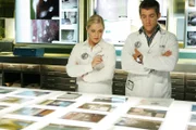 Rollen einen sechs Jahre zurückliegenden Fall noch einmal auf: Ryan Wolfe (Jonathan Togo, r.) und Calleigh Duquesne (Emily Procter, l.)