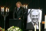 Das Jahr 2005 – der Mord an Hatun Sürücü erschüttert die Stadt, Angela Merkel zieht ins Bundeskanzleramt und die Berliner nehmen Abschied von Harald Juhnke. Eine Berlin-Chronik der Superlative: Fünf Jahrzehnte von 1961, dem Jahr des Mauerbaus, bis 2009, als Berlin eine Weltstadt im 21. Jahrhundert ist. - Der Schauspieler und Entertainer Harald Juhnke verstirbt am 1. April 2005