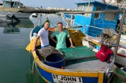Moderator Daniel Aßmann und Fischer Andrew Grechauf  im Hafen von Marsaxlokk.