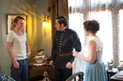 Crabtree (Jonny Harris, Mitte) schimpft mit Clarence (Max Morrow, links) und Penny (Brianna Bisson, rechts).