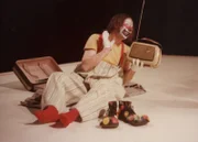 In der fünften Sendung werden Schuhe gekauft. Wie sagt man einem Verkäufer, was man sucht und wie fragt man, was es kostet?