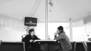 Zauberer Felix und Antiheld Jonas gehen der Frage nach, wie es Hoffnung und Leichtigkeit auch in einer sinnlosen Welt geben kann.
