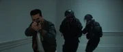 Vincent (Tewfik Jallab, l.) stürmt mit einem Sondereinsatzkommando (Komparsen) eine verdächtige Wohnung.