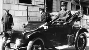 John D. Rockefeller (r.) in seinem elektrischen Auto.