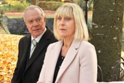 Charlotte (Mona Seefried, r.) ist von Werner (Dirk Galuba, l.) schwer enttäuscht.