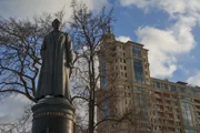 Feliks Dserschinski wurde 1917 erster Chef der geheimen Staatspolizei. Seine Statue stand zentral vor der Lubjanka, bis sie 1991 gestürzt wurde. Heute steht sie in neuem Glanz in einem Moskauer Park.