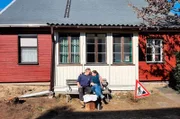 Ehepaar Sandig vor ihrem Holzhaus