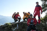 Die Bergretter (v.l.n.r.: Katharina Strasser (Luise Bähr), Markus Kofler (Sebastian Ströbel), Michael Dörfler (Robert Lohr) und Ben Marasek (Mirko Lang)) suchen nach der Absturzstelle des Vermissten.