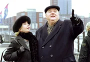 Christina Ehrenberg (Gisela Schneeberger, l.) hat ihren Ex-Mann Gregor (Dieter Pfaff, r.) um ein Gespräch unter vier Augen gebeten. Sie treffen sich am Hamburger Hafen.
