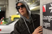 Inkognito schleicht sich Bastian (Bastian Pastewka) ins FC-Stadion, um der Empörung der Fans zu entgehen. Doch er hat jetzt einen Verbündeten: Henning Krautmacher von der Kölsch-Rock-Band "Höhner" verhilft ihm zu einer angemessenen Entschuldigung ....
