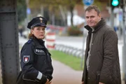 Betroffen schauen der Ladenbesitzer Achim Weigand (Oliver Breite, r.) und Claudia (Janette Rauch, l.) auf den zusammengebrochenen Ladendieb.