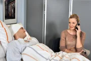 ARD ROTE ROSEN FOLGE 1269, am Freitag (25.05.12) um 14:10 Uhr im ERSTEN. Lars (Peter Foyse, l.) bittet Jule (Kim-Sarah Brandts, r.), die Berichterstattung über den Baupfusch auf seiner Baustelle zu übernehmen.