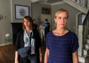 Als die Kommissarinnen Luna Kunath (Caroline Erikson, l.) und Sophie Pohlmann (Katrin Jaehne, r.) die letzten Minuten vor Kaysers Tod rekonstruieren wollen, erhalten sie unterschiedliche Aussagen. Die Angestellten verwickeln sich in Widersprüche. Was wird hier verheimlicht?