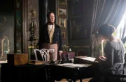 Leopold (Alex Jennings, l.) und Victoria (Jenna Coleman)