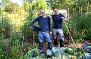 Die vierte Gartenparty steigt in Rheinhessen. Markus Gaißls Herz schlägt für große naturnahe Staudenpflanzungen, in die man komplett eintauchen kann. In Wallertheim hat der Gefängnispsychologe mit seinem Mann Mark (r) eine ehemalige Weihnachtsbaumplantage in einen vielfältigen Landhausgarten verwandelt, der auch zur Selbstversorgung mit Obst, Gemüse und Geflügel dient.