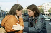 Die hochschwangere Andrea (Natalie Spinel, l.) musste mit ansehen, wie ihr Mann niedergestochen wurde. Ilona (Julia Heinemann, r.) versucht, beruhigend auf sie einzuwirken.