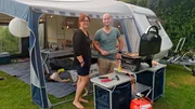 Familie Handtke beim Abendessen auf dem Campingplatz.