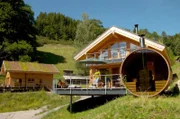 Urlaub unter dem Sternenhimmel: In Chalets bei Triberg im Schwarzwald lässt ich das Holzbett nach draußen schieben.