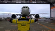Eine nagelneue Boeing 777 berührt zum ersten Mal deutschen Boden.