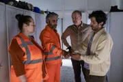 Oskar Schütz (Marek Erhardt, 2.v.r.) und Luiz Vieira dos Santos (Thiago Braga de Oliveira, r.) nehmen die Fingerabdrücke der verdächtigen Müllwerkerin Petra Lorenz (Katrin Filzen, l.) und ihres Kollegen Tarek Özer (Orhan Müstak, 2.v.l.) auf.