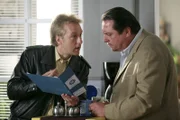 Michael Mohr (Max Müller, l.) ist auf ein interessantes Detail gestoßen, was Kommissar Florian Prantl (Andreas Giebel, r.) weiterhelfen könnte.