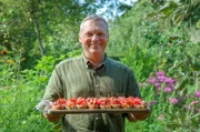 Walter Krögner serviert seinen Begrüßungssnack: Bruscetta mit eigenen Tomaten