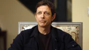 Detective Zach Nichols (Jeff Goldblum) untersucht den Mord an der Lebensgefährtin und Assistentin eines Schriftstellers.